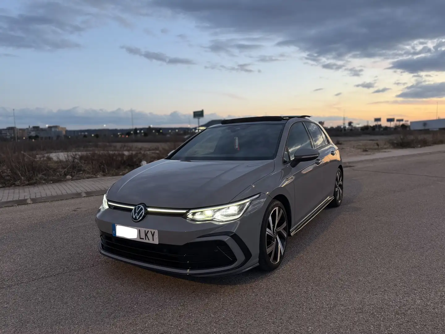 Volkswagen Golf 1.5 eTSI R-Line DSG 110kW - 1