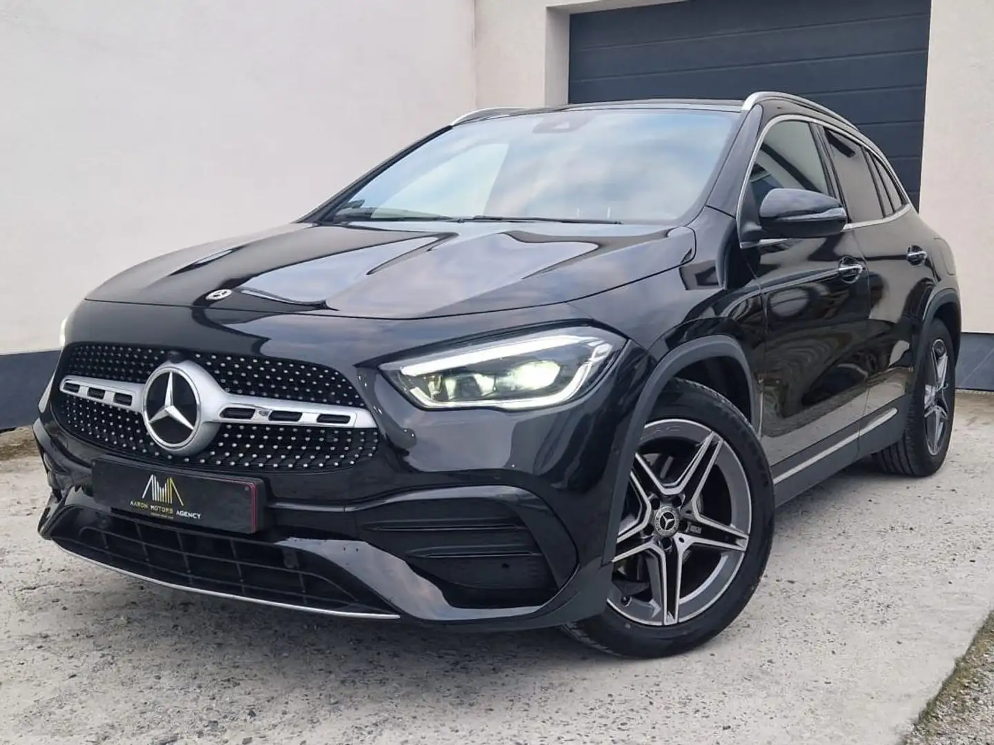 Mercedes-Benz GLA 180 AMG/ Essence/ Ambilight/ Pano / Auto/ Alcantara Negro - 1