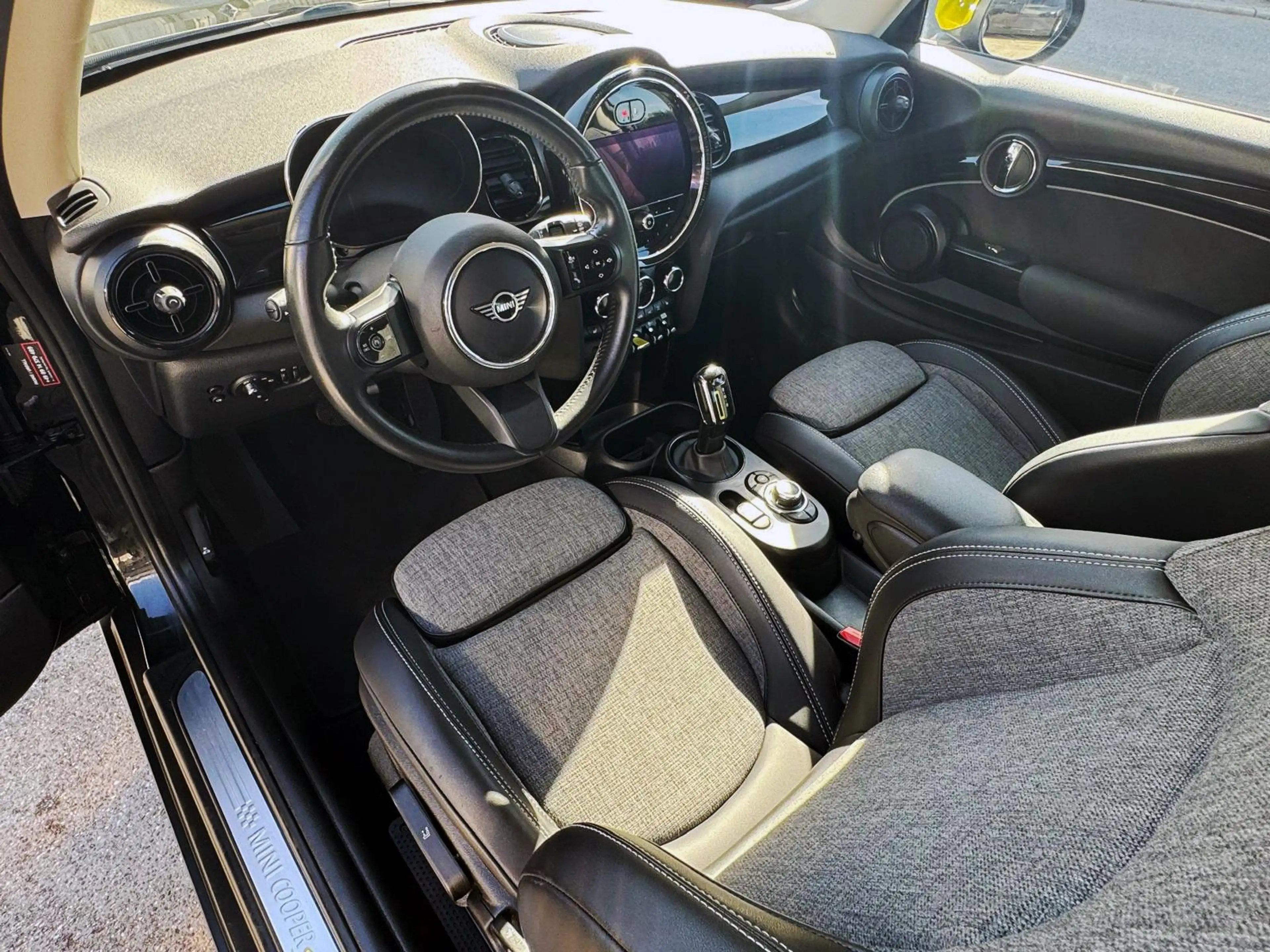 MINI Cooper SE Classic-Trim KAM PDC SHZ TEMP NAV ALU — photo 8