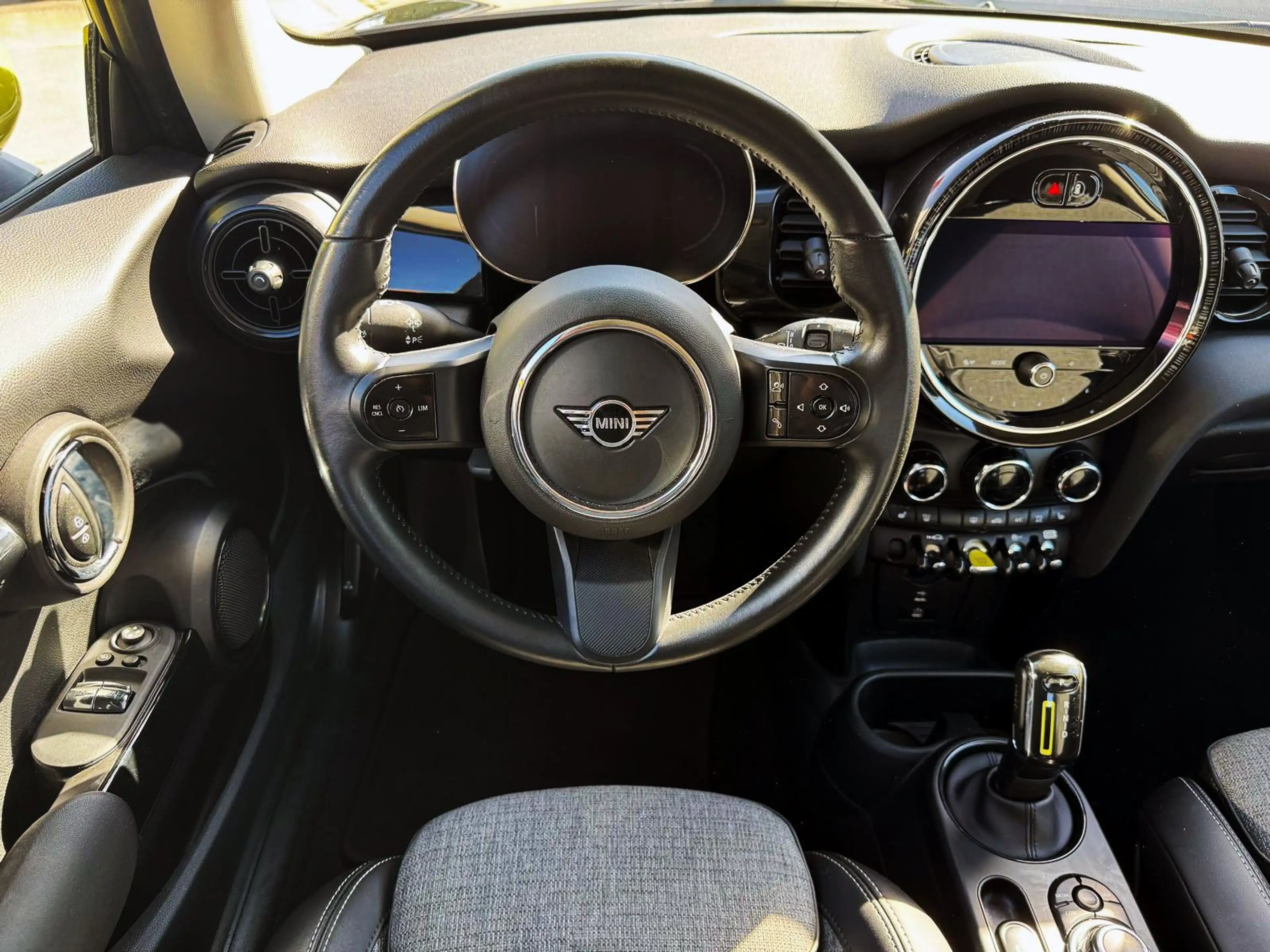 MINI Cooper SE Classic-Trim KAM PDC SHZ TEMP NAV ALU — photo 9