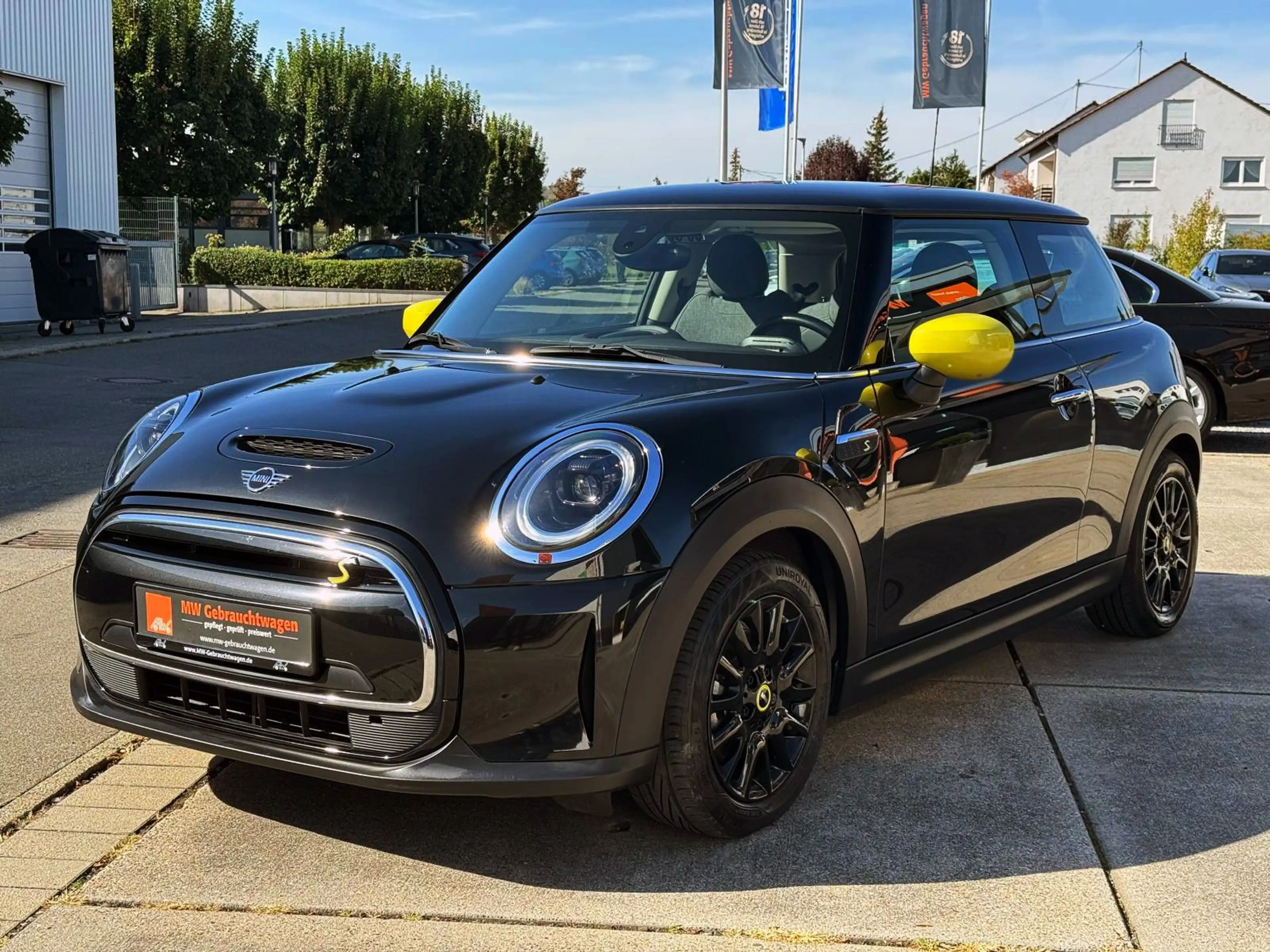 MINI Cooper SE Classic-Trim KAM PDC SHZ TEMP NAV ALU — photo 6