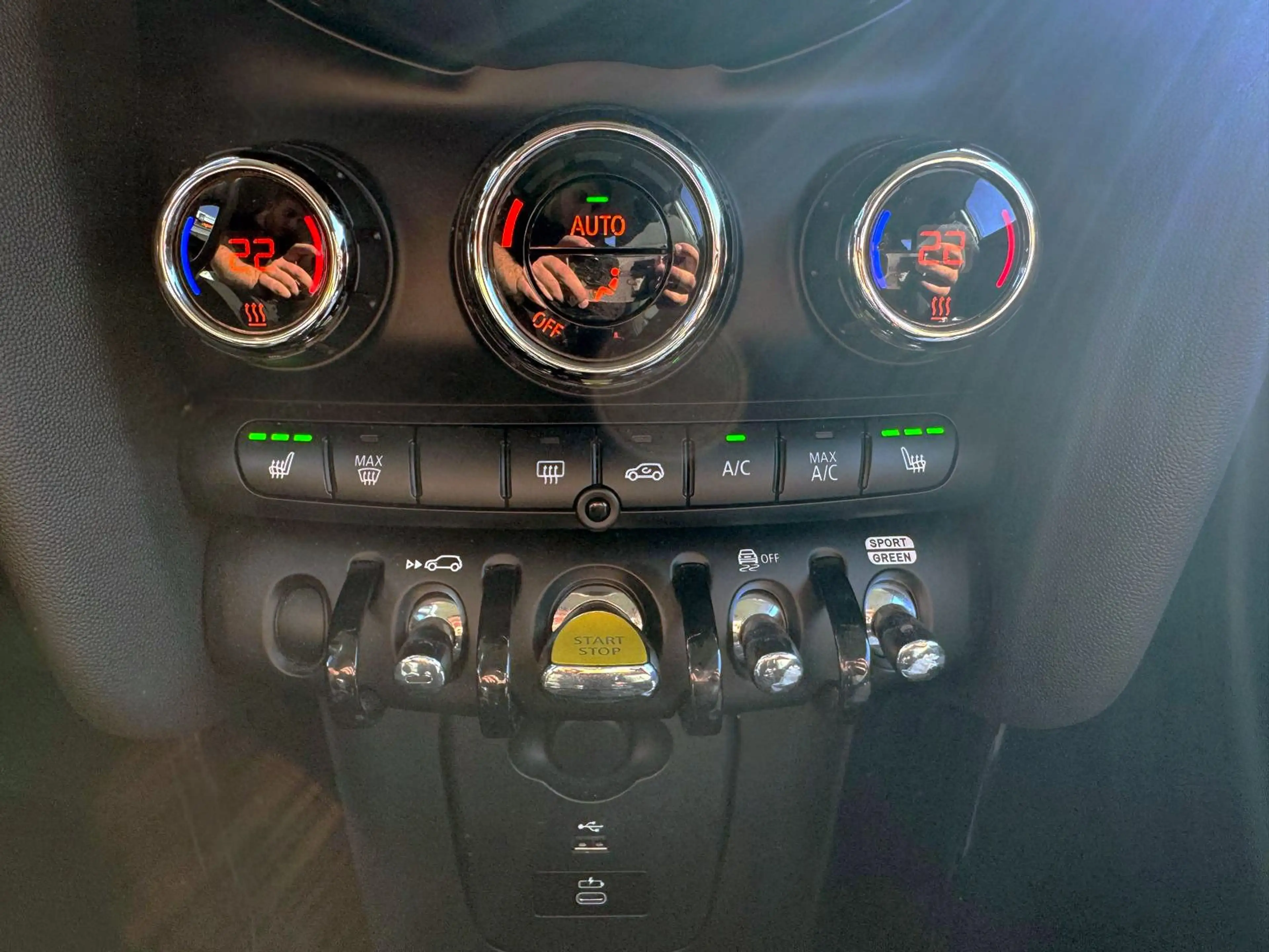 MINI Cooper SE Classic-Trim KAM PDC SHZ TEMP NAV ALU — photo 14