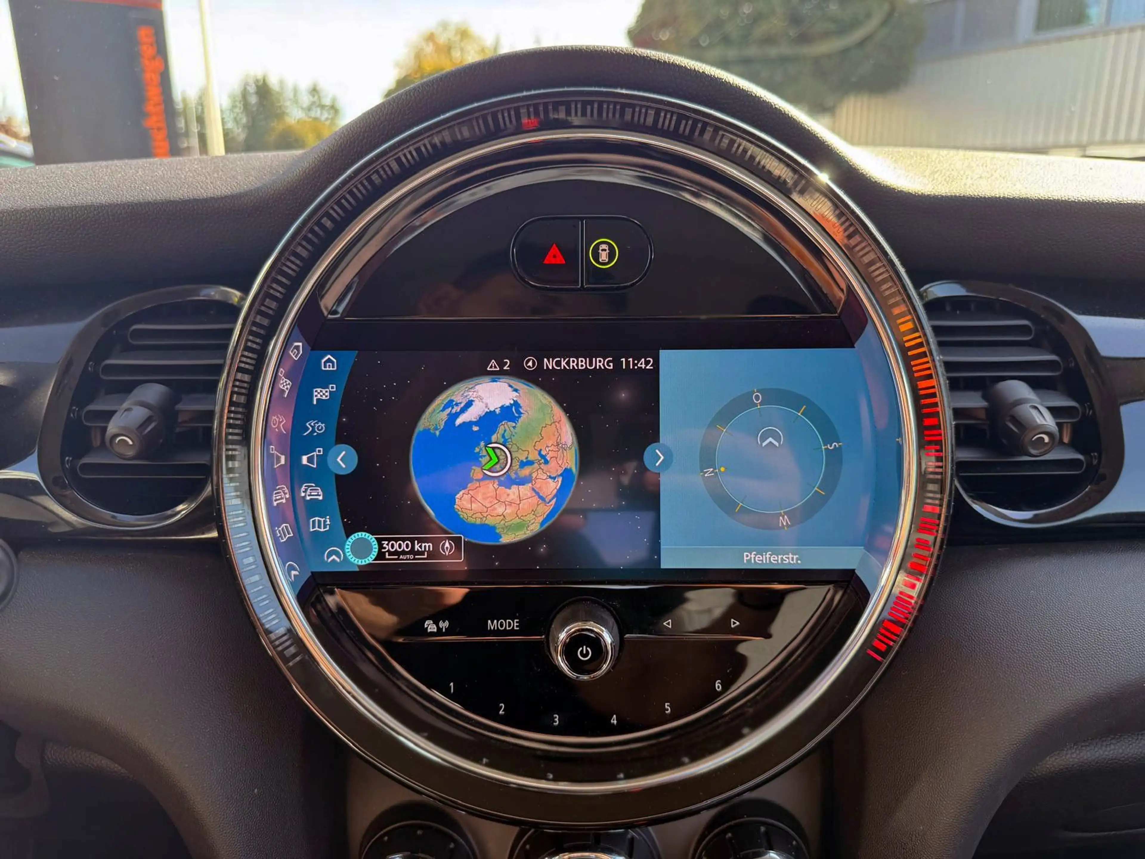 MINI Cooper SE Classic-Trim KAM PDC SHZ TEMP NAV ALU — photo 11