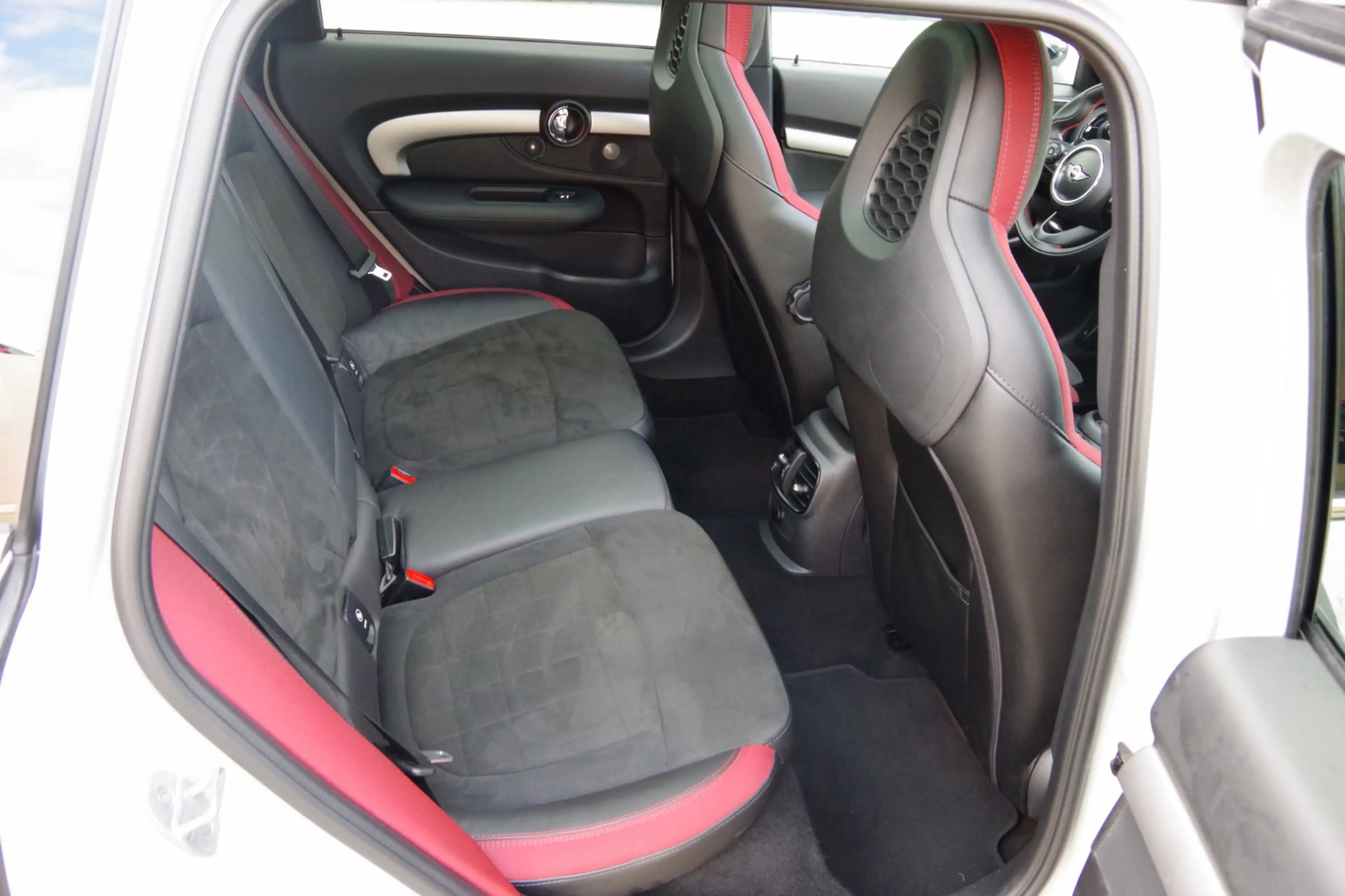 MINI Cooper S Clubman 2.0 Chili Serious Business JCW Pakket — photo 39