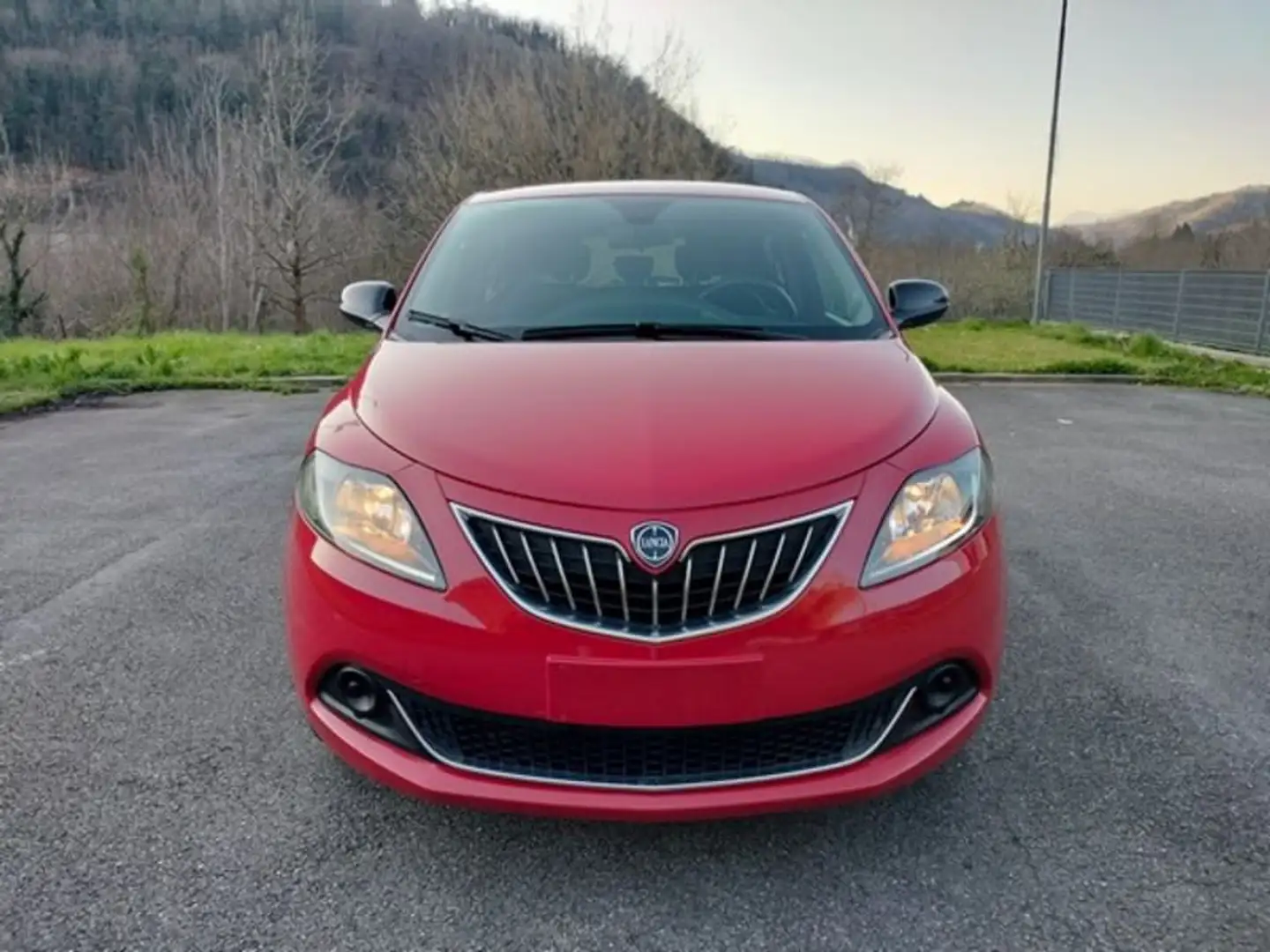 Lancia Ypsilon 1.0 FireFly 5 porte S&S Hybrid Silver Rosso - 2