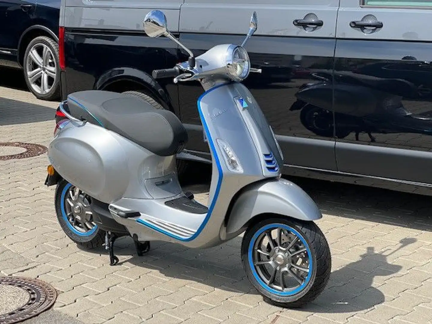 Vespa Elettrica 45 km/h Roller/Scooter in Grau neu in Röfingen für € 6.690,-