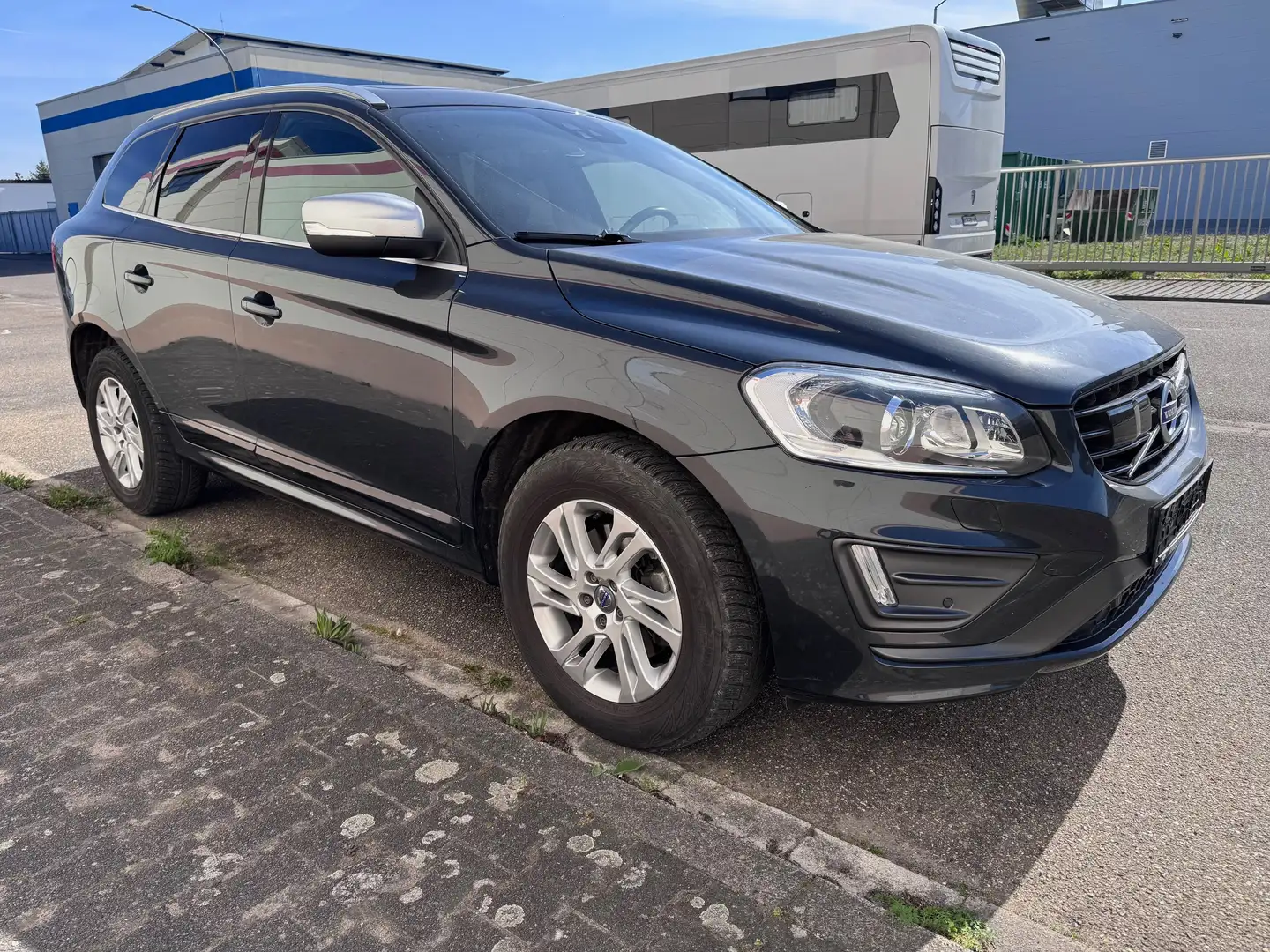 Volvo XC60 D4 Momentum AWD R-DESIGN Nappaleder PANO+STHZ+BLIS Gris - 2