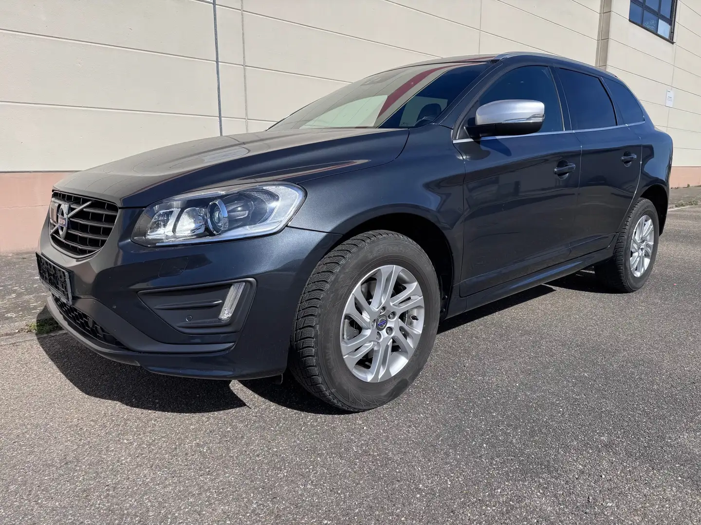 Volvo XC60 D4 Momentum AWD R-DESIGN Nappaleder PANO+STHZ+BLIS Gris - 1