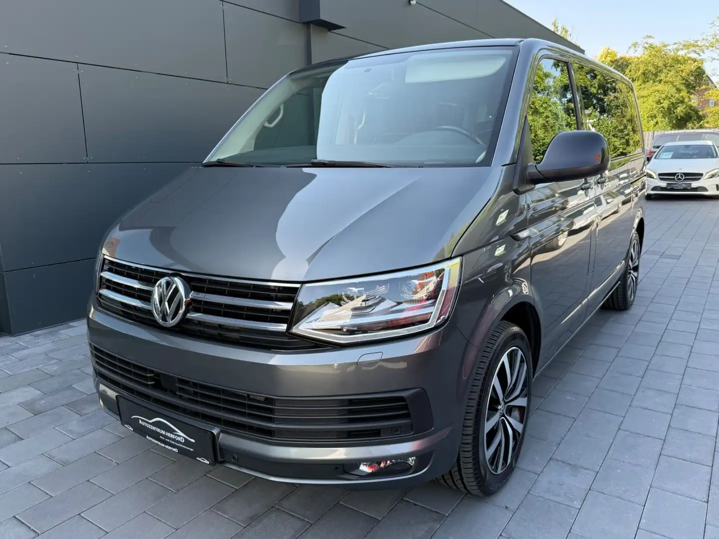 Volkswagen T6 Multivan EDITION DSG NAVI LED ACC 7SITZE Grijs - 1