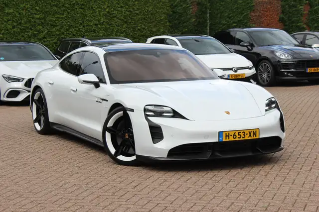 Porsche Taycan view 28