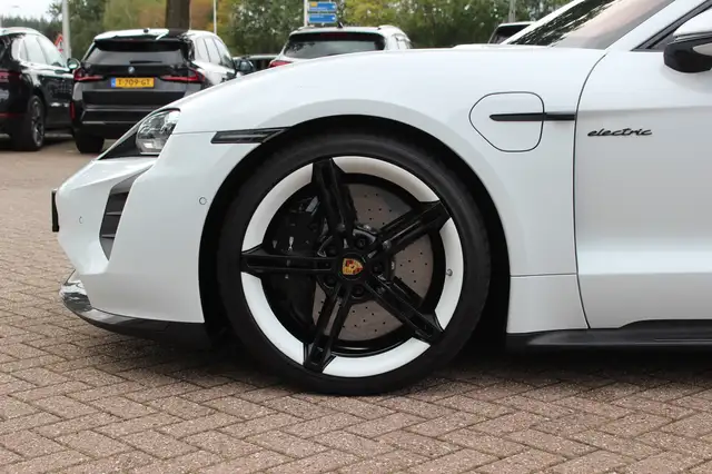 Porsche Taycan view 15
