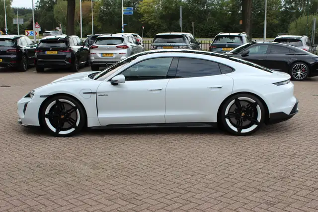 Porsche Taycan view 8