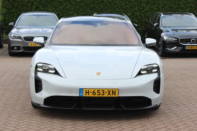 Porsche Taycan view 9