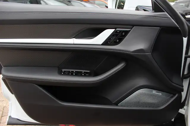 Porsche Taycan view 26
