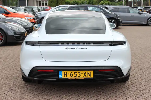 Porsche Taycan view 16