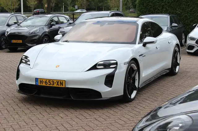 Porsche Taycan view 7