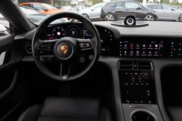 Porsche Taycan view 10