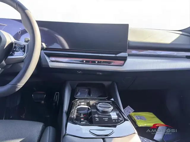 BMW 5 Series view 14