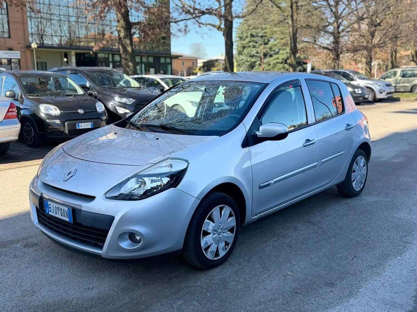 Renault Clio 1.2 16v Live! 5p Silber - 1