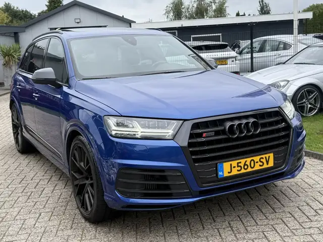 Audi SQ7 view 3