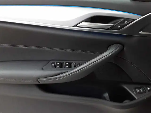 BMW 5 Series view 16