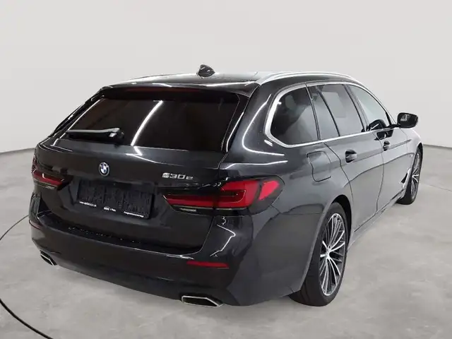 BMW 5 Series view 4