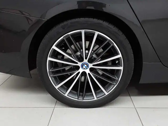 BMW 5 Series view 20