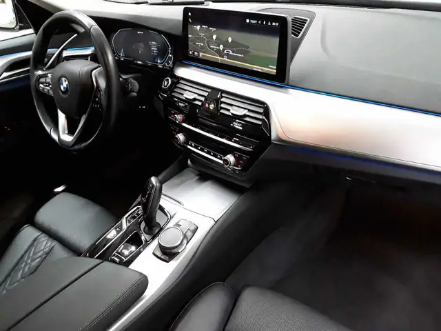 BMW 5 Series view 9