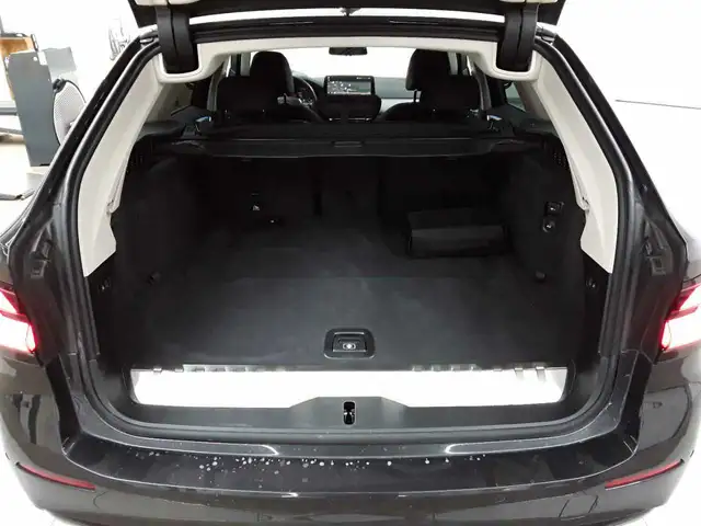 BMW 5 Series view 15