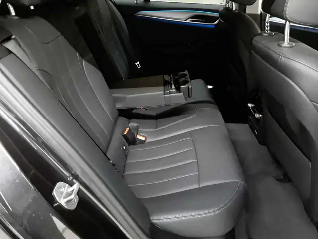 BMW 5 Series view 14