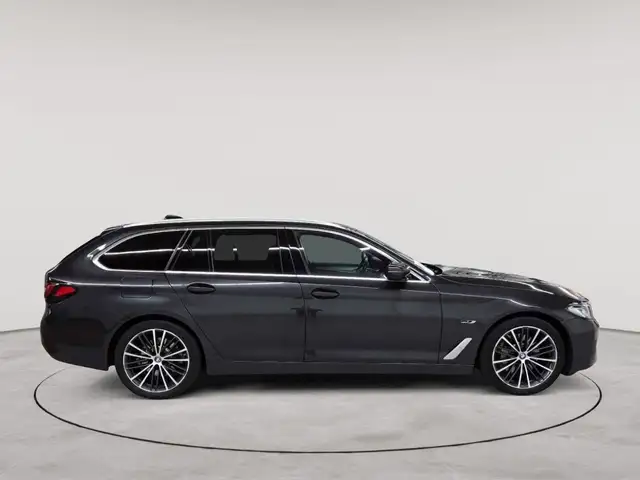 BMW 5 Series view 3
