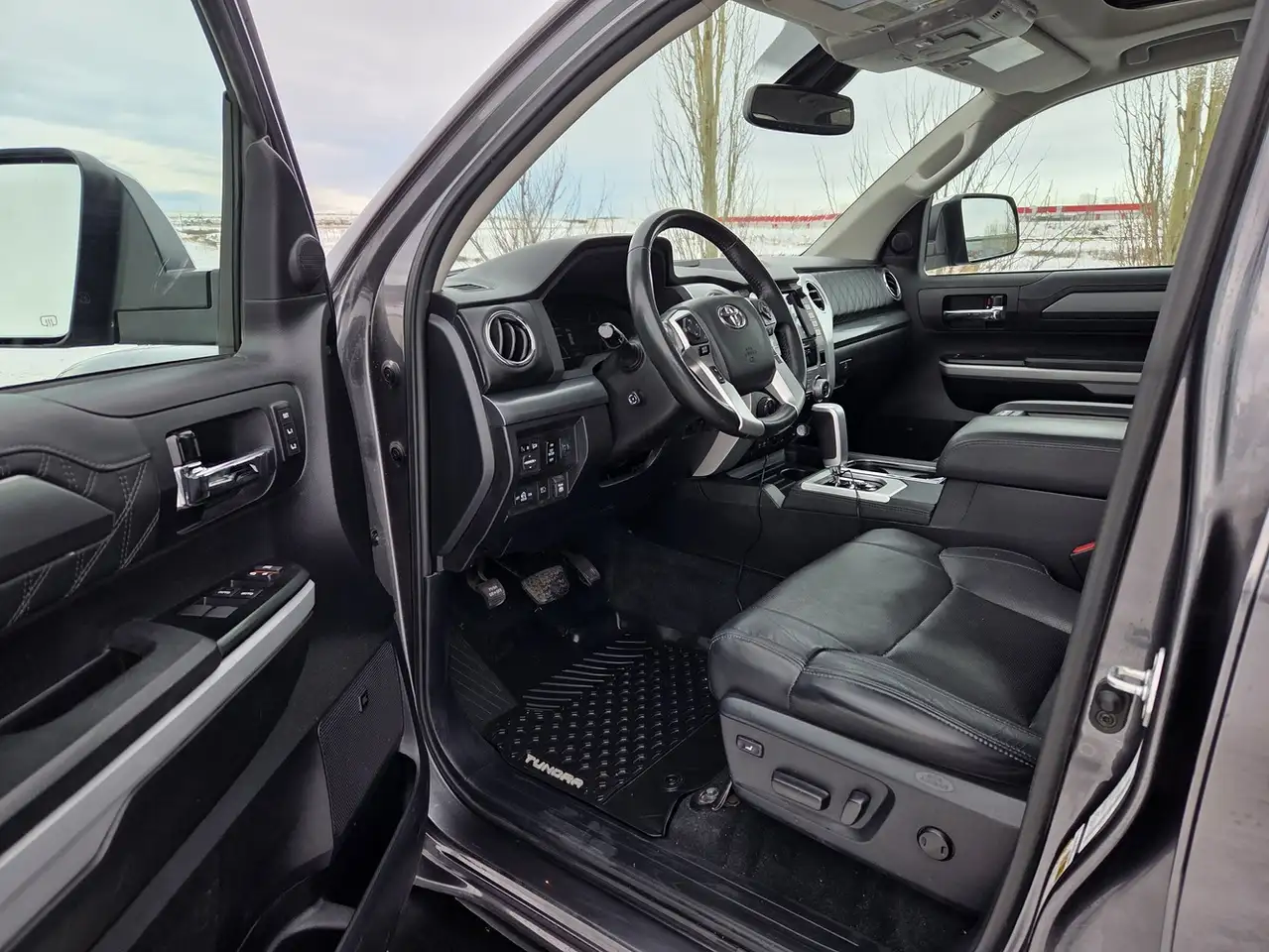 Toyota Tundra снимка Toyota Tundra