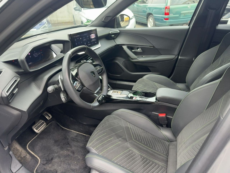 Peugeot 2008 GT PureTech 130 EAT8 — photo 8