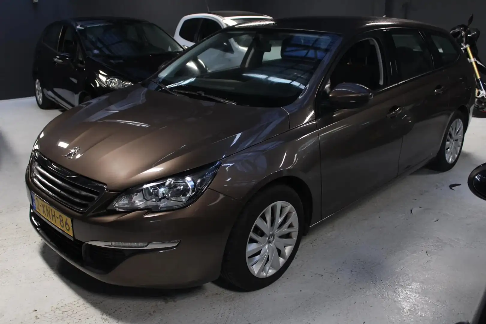 Peugeot 308 SW 1.2 e-THP Blue Lease Brown - 2
