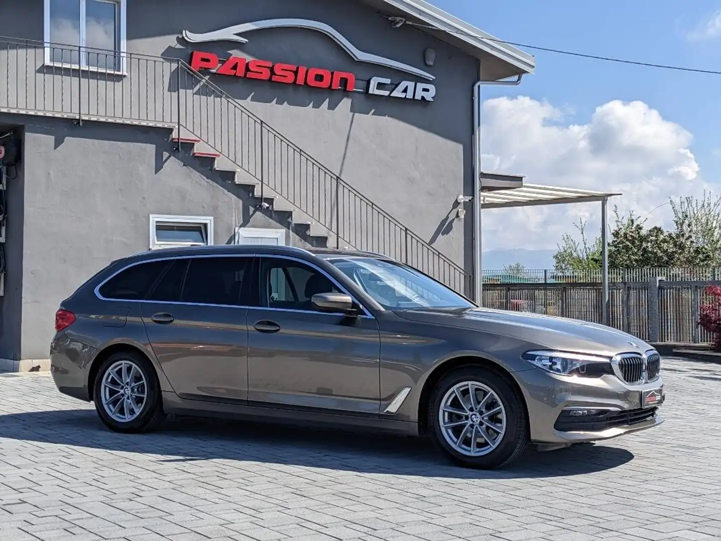 BMW 520 520d Business auto Marrone - 1