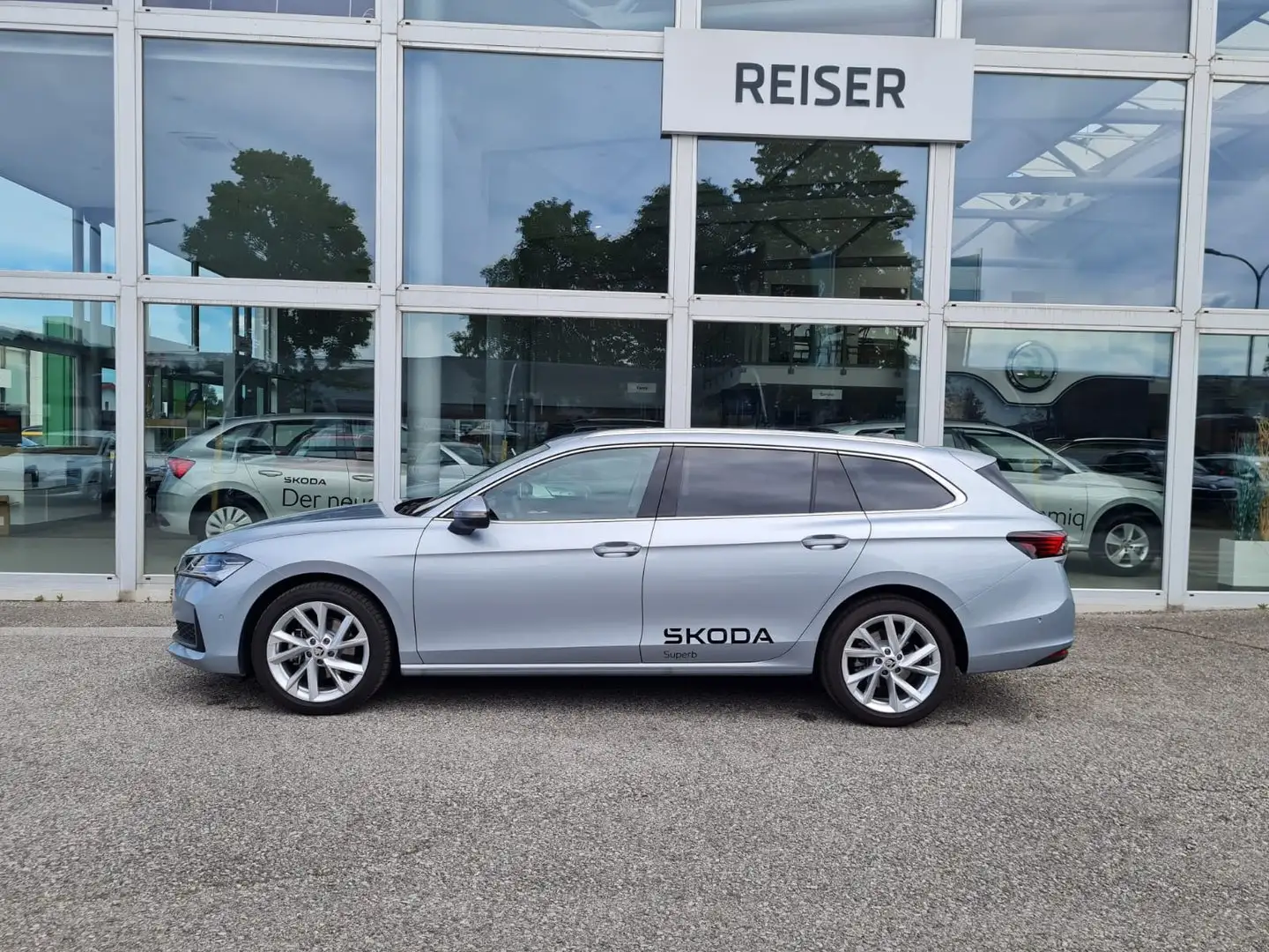 Skoda Superb Selection TSI mHEV DSG Silber - 2
