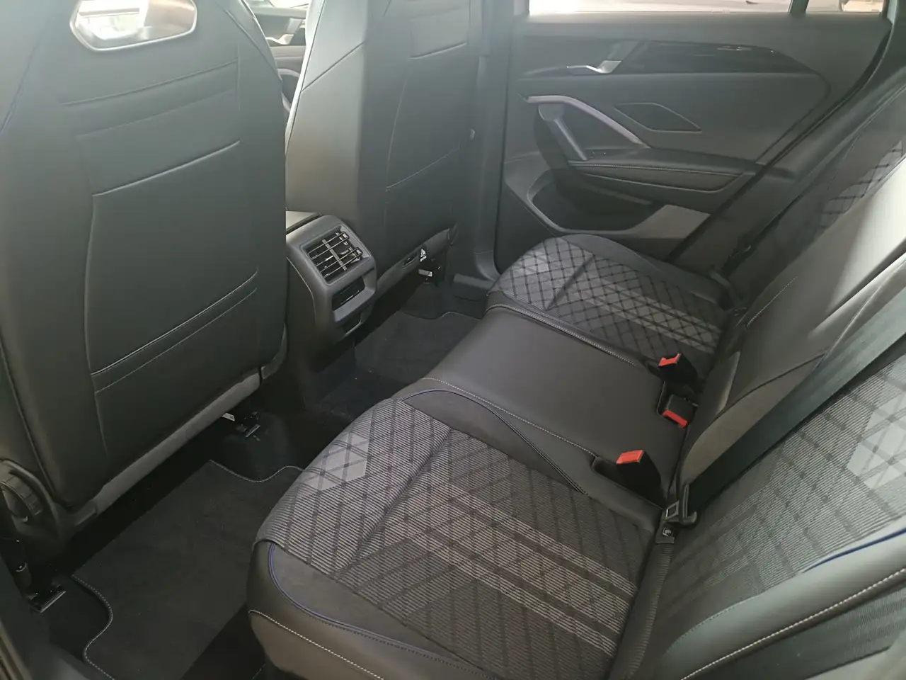 Volkswagen Tiguan Tiguan 1.5 etsi R-Line 150cv dsg 9