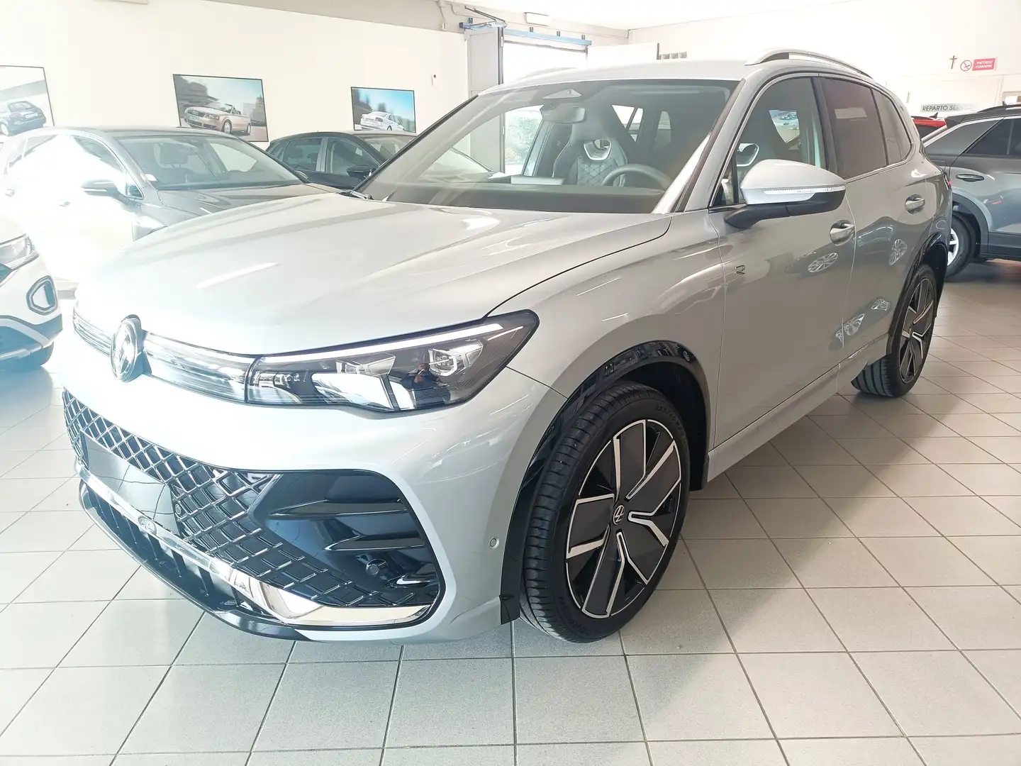 Volkswagen Tiguan Tiguan 1.5 etsi R-Line 150cv dsg Zilver - 1