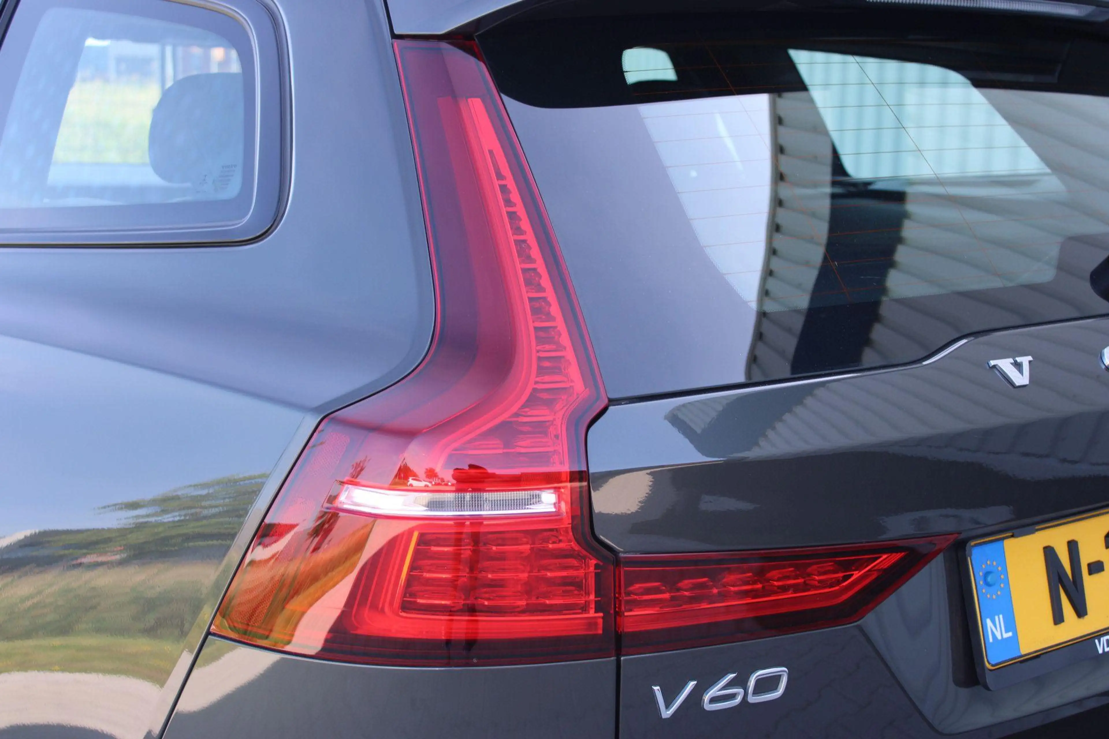 Volvo V60 2.0 T8 Recharge AWD R-Design | Incl. 12 maanden ga — photo 13