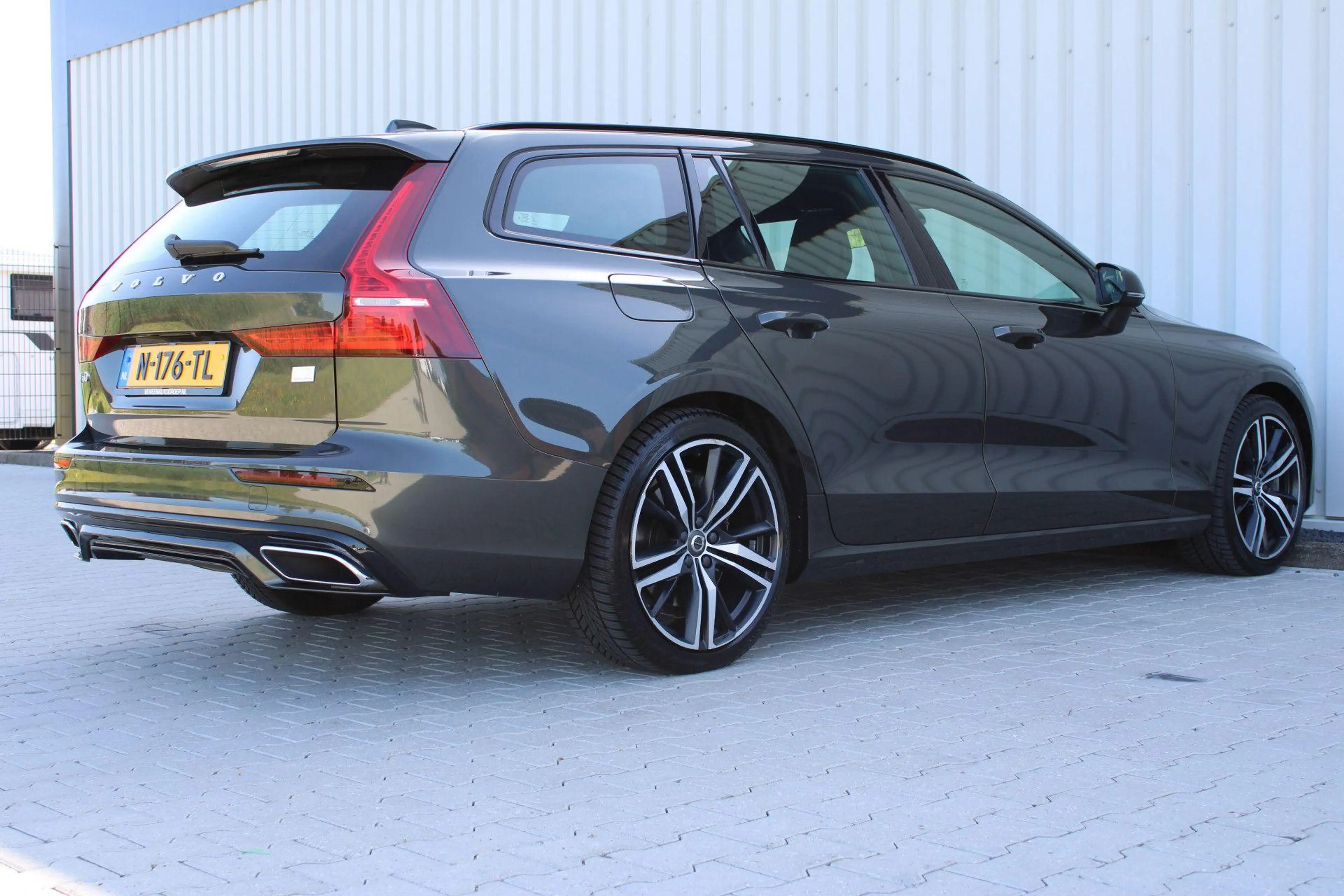 Volvo V60 2.0 T8 Recharge AWD R-Design | Incl. 12 maanden ga — photo 3