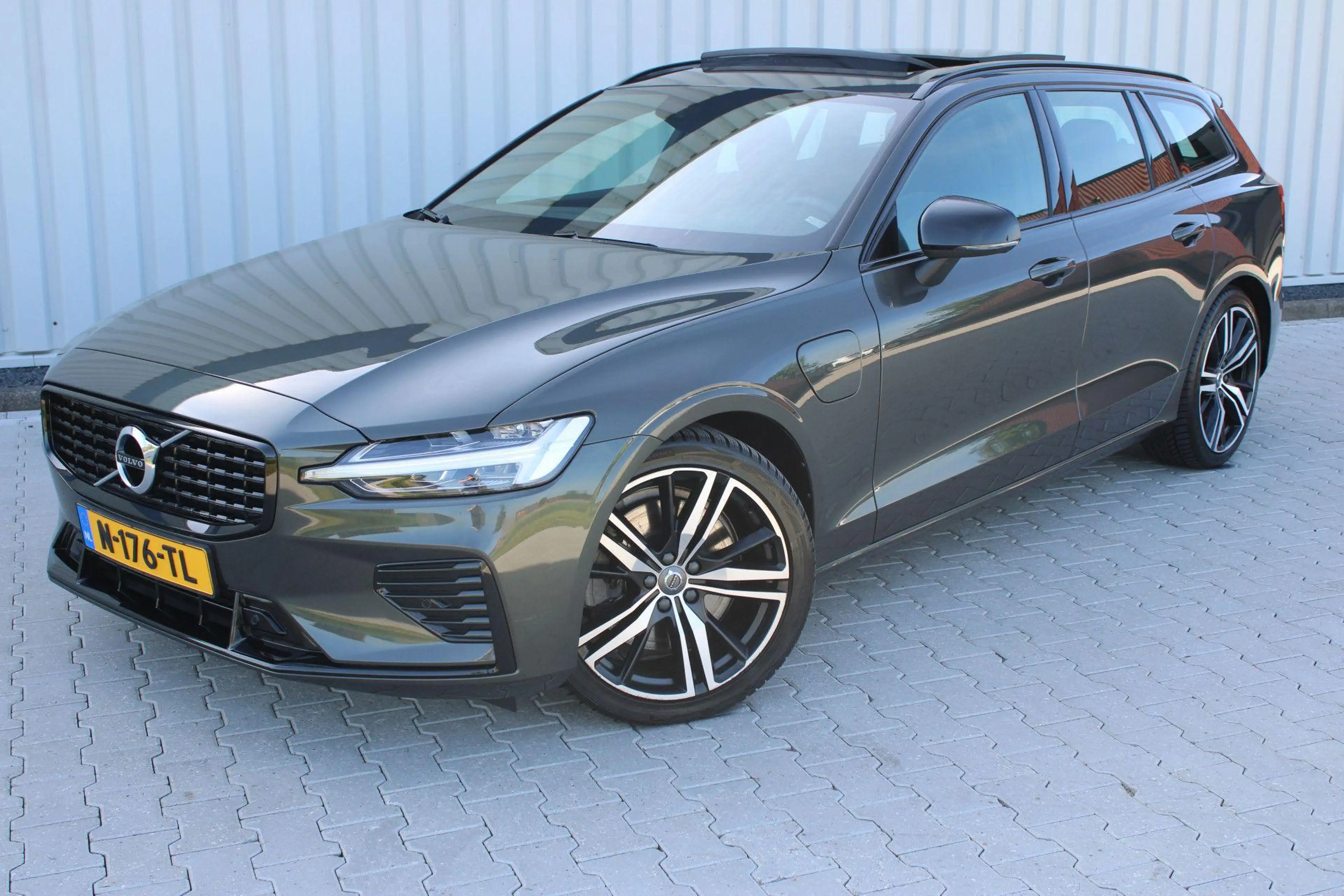 Volvo V60 2.0 T8 Recharge AWD R-Design | Incl. 12 maanden ga — photo 6