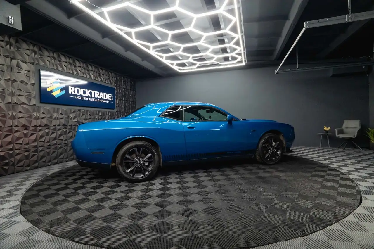 Dodge Challenger 2023 — фото 10