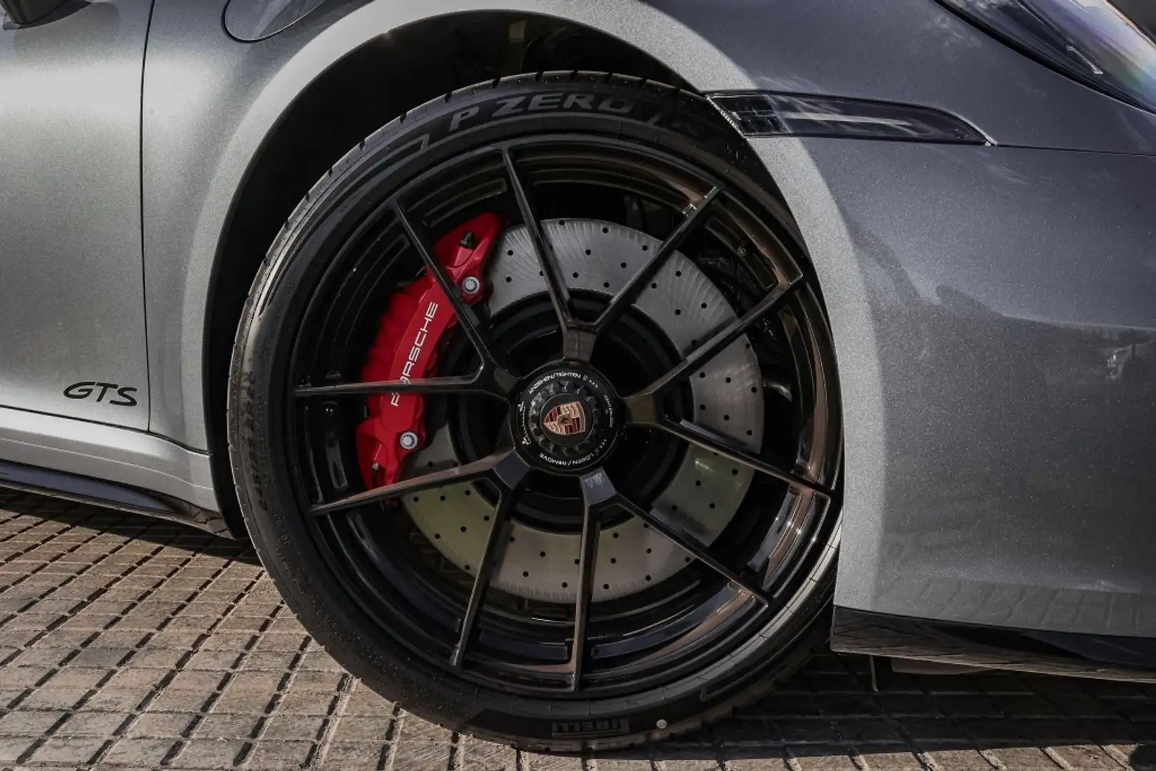 Porsche 992 Carrera 4 GTS Gris - 2