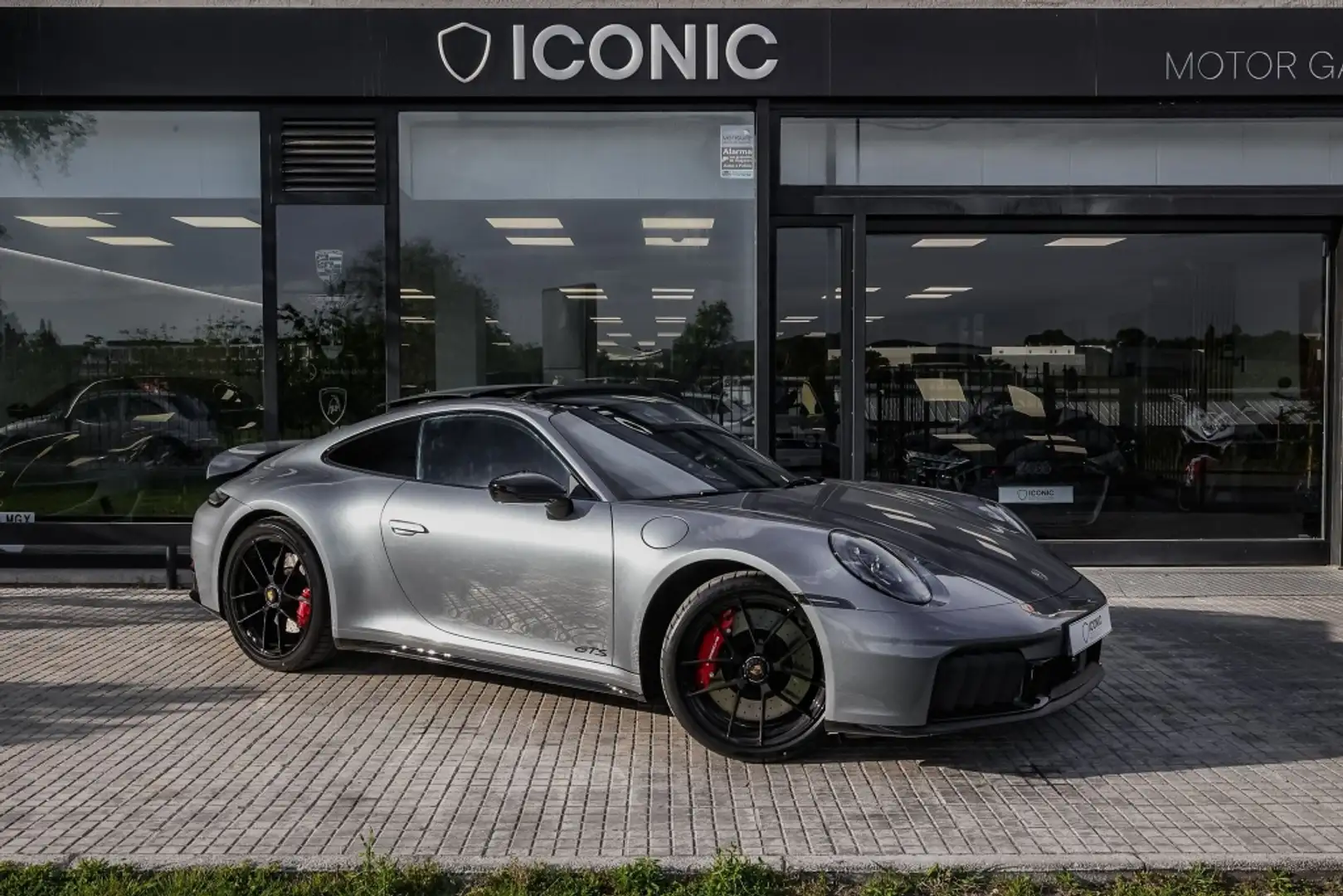 Porsche 992 Carrera 4 GTS Gris - 1