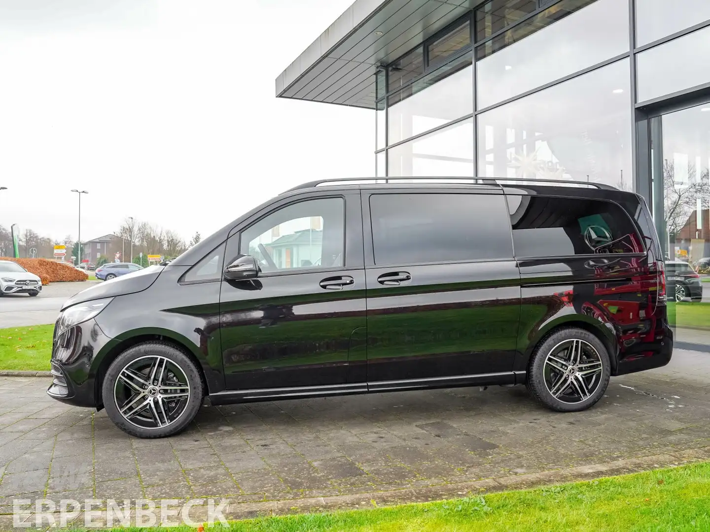 Mercedes-Benz V 300 V 300 d 4M lang EXCLUSIVE AMG Panorama AHK Distr Zwart - 2