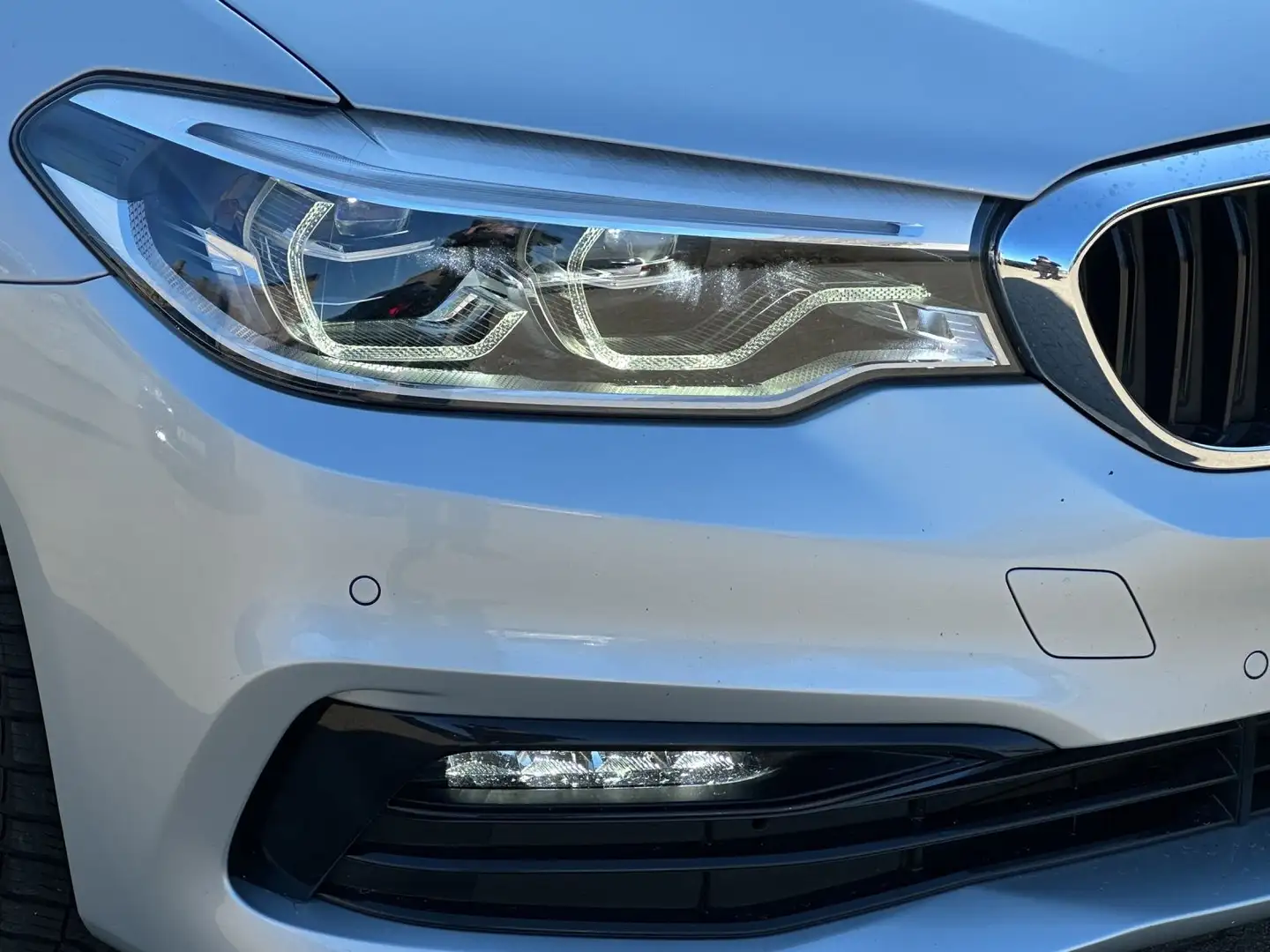 BMW 530 d Touring xDrive Sport Line (AHK-VIRTUAL-ACC) Argent - 2