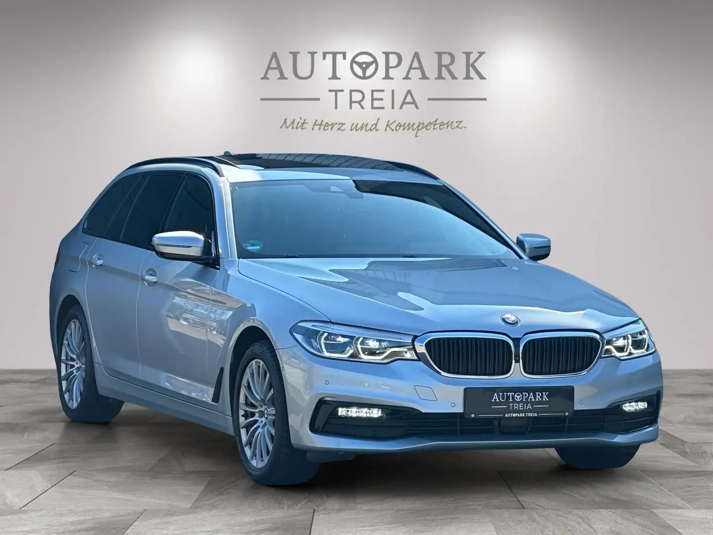 BMW 530 d Touring xDrive Sport Line (AHK-VIRTUAL-ACC) Argent - 1