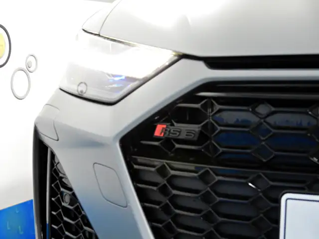 Audi RS6 Avant view 9
