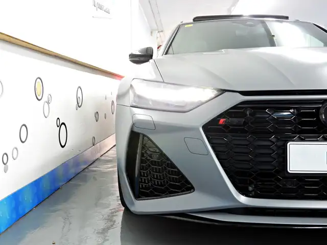Audi RS6 Avant view 8