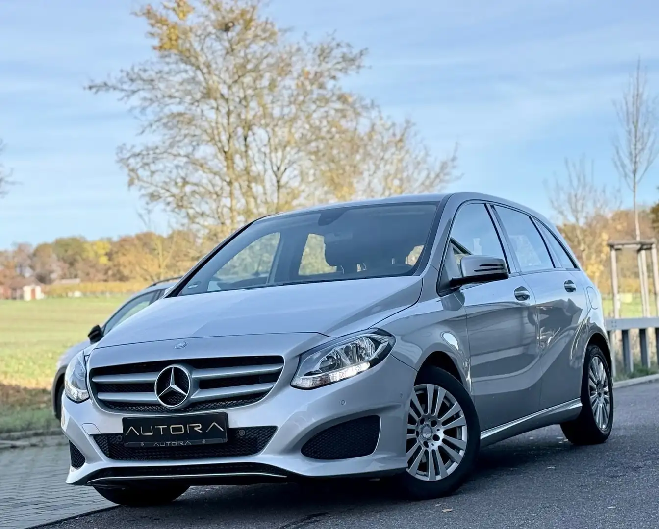 Mercedes-Benz B 180 KLIMA|SHZ|TEMPOMAT|NAVI| Argent - 1